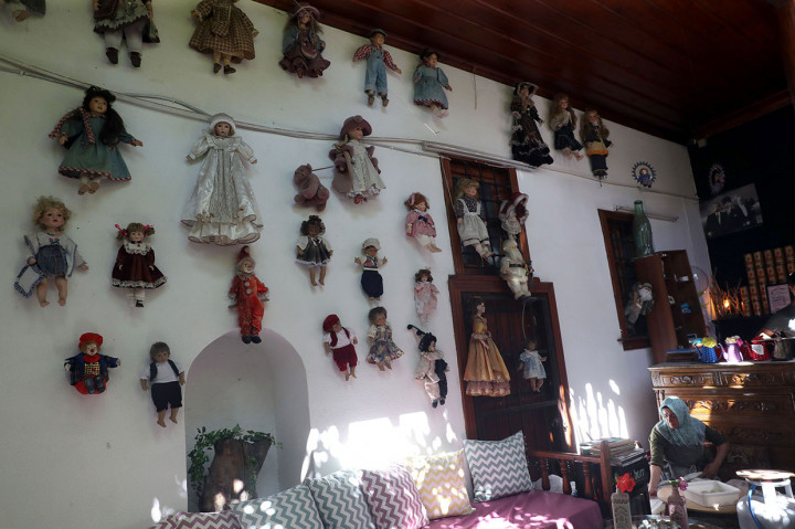 Ribuan boneka tersebut dikumpulkan oleh pemiliknya dari 81 negara yang dikunjunginya selama lebih dari 20 tahun.