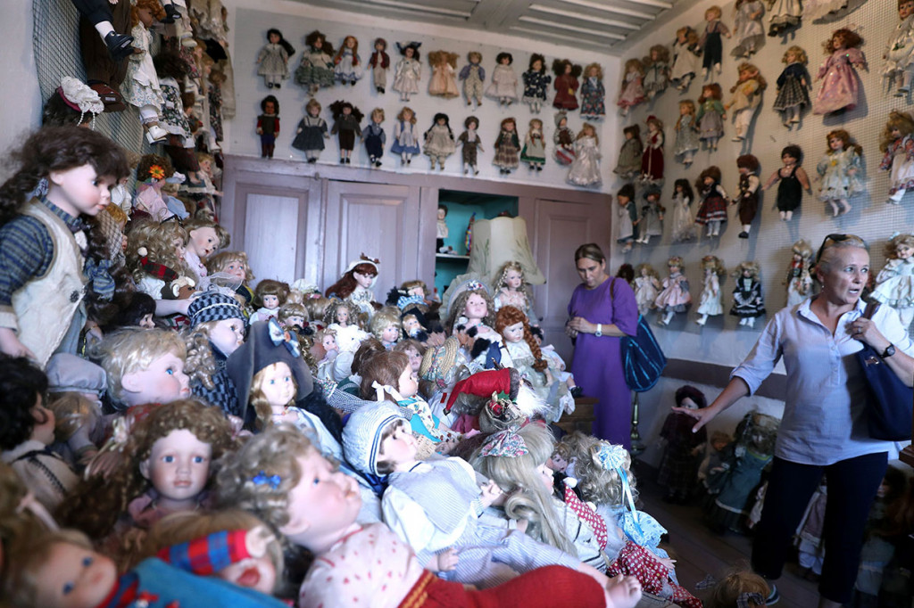 Pengunjung tengah melihat-lihat ribuan boneka koleksi kedai kopi Ankara Castle.