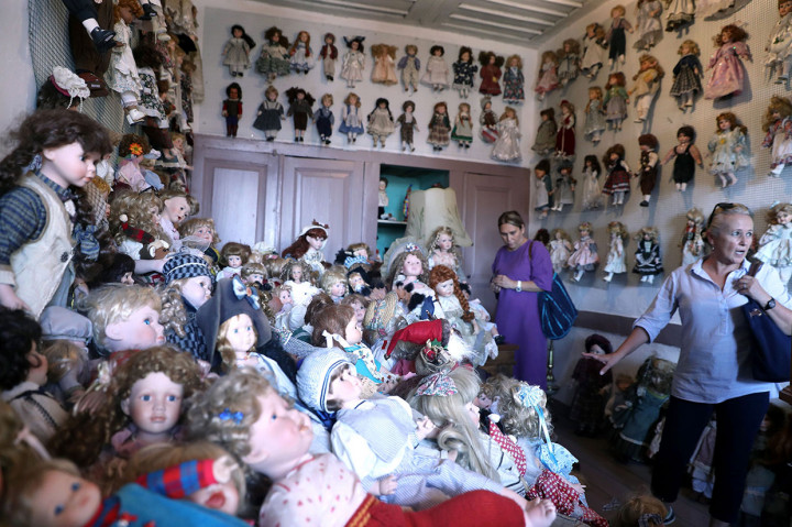 Pengunjung tengah melihat-lihat ribuan boneka koleksi kedai kopi Ankara Castle.