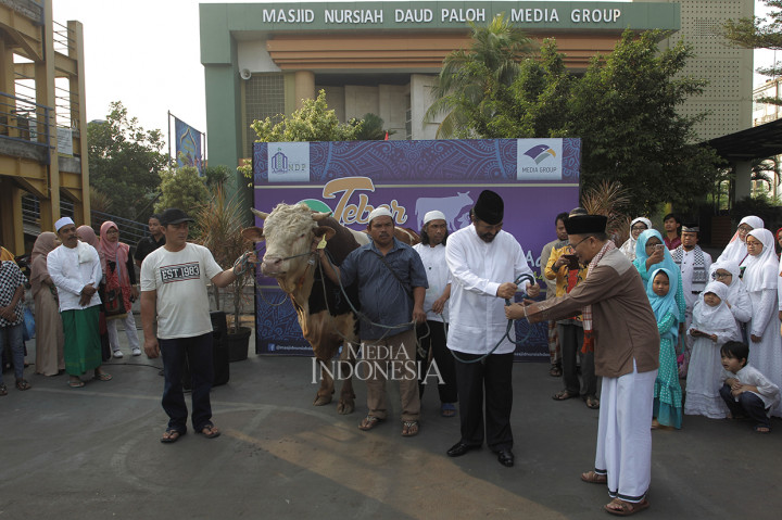 Chairman Media Group Surya Paloh menyerahkan secara simbolik hewan kurban seberat satu ton kepada Ketua Dewan Kemakmuran Masjid Nursiah Daud Paloh, Ade Alawi.