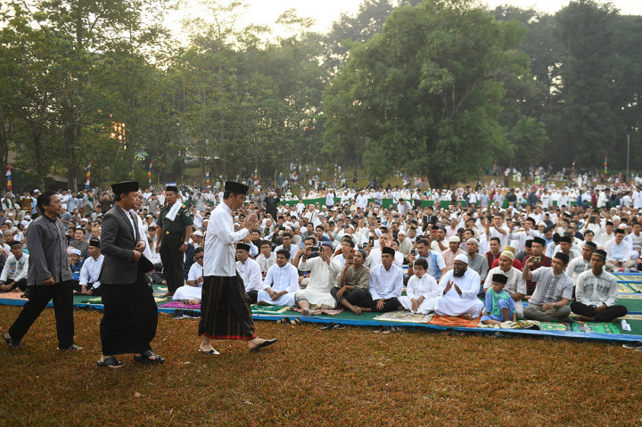 Presiden Joko Widodo dan Ibu Negara Iriana Jokowi melaksanakan Salat Iduladha 1 Dzulhijjah 1440 Hijriah di Lapangan Astrid Kebun Raya Bogor, Jawa Barat.