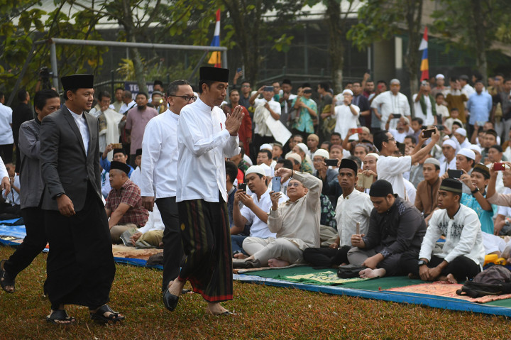 Presiden Jokowi menyapa warga saat akan melaksanakan Salat Iduladha 1 Dzulhijjah 1440 Hijriah di Lapangan Astrid Kebun Raya Bogor, Jawa Barat.