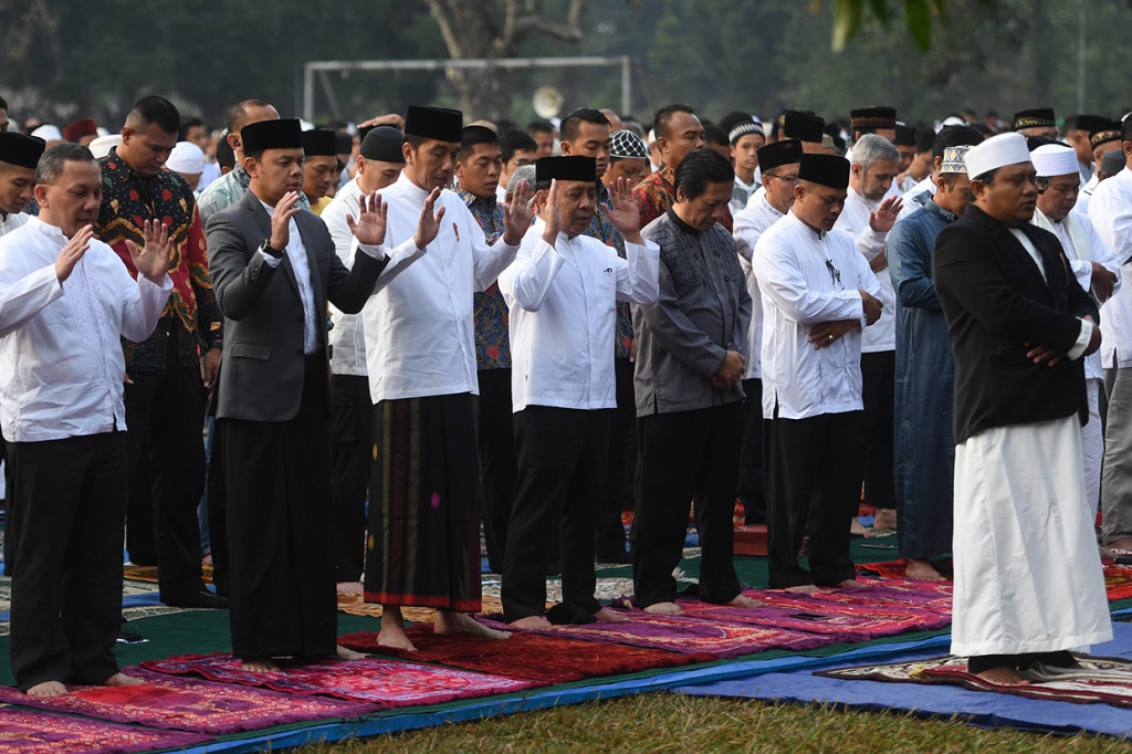 Tampak hadir Menteri Sekretaris Negara Pratikno dan Walikota Bogor Bima Arya mendampingi Jokowi.
