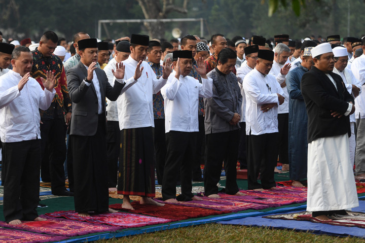 Tampak hadir Menteri Sekretaris Negara Pratikno dan Walikota Bogor Bima Arya mendampingi Jokowi.