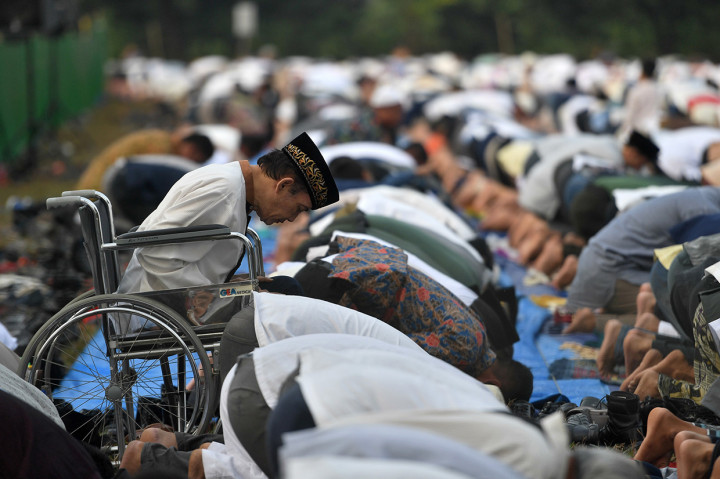 Warga melaksanakan Shalat Iduladha di Lapangan Astrid, Kebun Raya Bogor, Bogor, Jawa Barat.