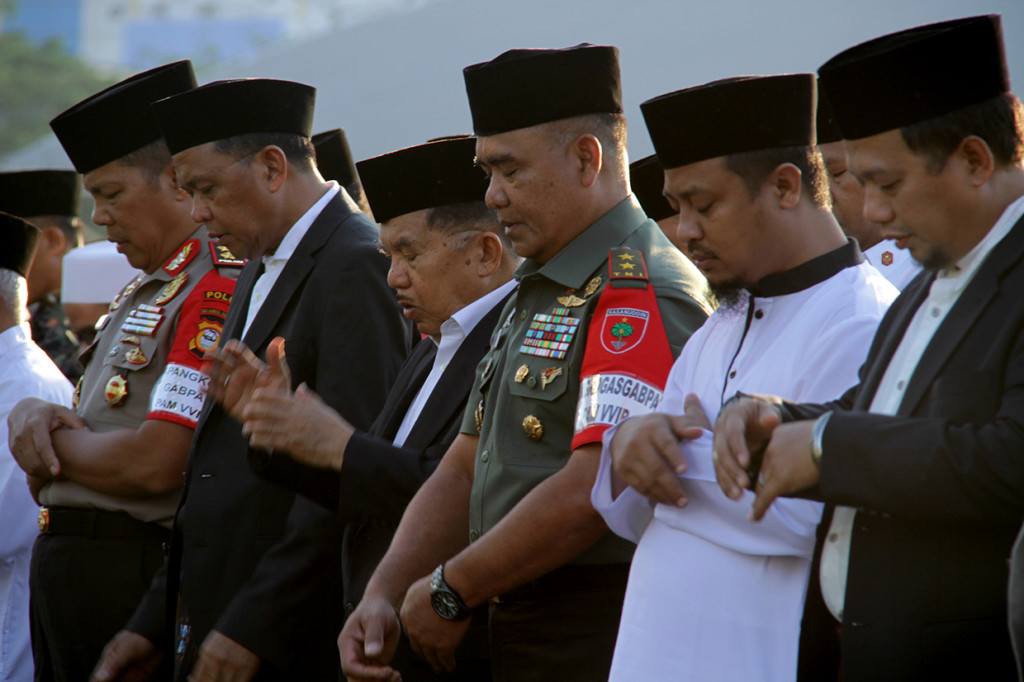 Wakil Presiden Jusuf Kalla (ketiga kiri) bersama Gubernur Sulawesi Selatan (Sulsel) Nurdin Abdullah (kedua kiri), Wakil Gubernur Sulsel Andi Sudirman Sulaiman (kedua kanan), Pangdam XIV Hasanuddin Mayjen TNI Surawahadi (ketiga kanan) dan Kapolda Sulsel Irjen Pol Hamidin (kiri) serta Penjabat Wali Kota Makassar Iqbal Suhaeb (kanan) melaksanakan shalat Idul Adha 1440 H di Lapangan Karebosi, Makassar, Sulawesi Selatan.