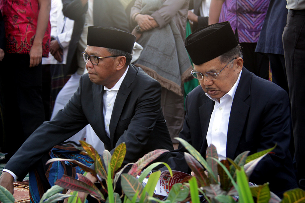 Wakil Presiden Jusuf Kalla (kanan) didampingi Gubernur Sulawesi Selatan Nurdin Abdullah (kiri) melaksanakan shalat Idul Adha 1440 H di Lapangan Karebosi, Makassar, Sulawesi Selatan.