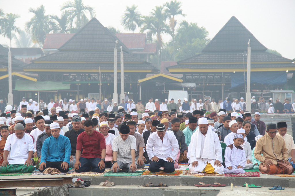 Selain Pekanbaru Riau, umat muslim di Pontianak, Kalimantan Barat juga melaksanakan salat Iduladha ditengah kabut asap. Antara Foto/Jessica Helena Wuysang