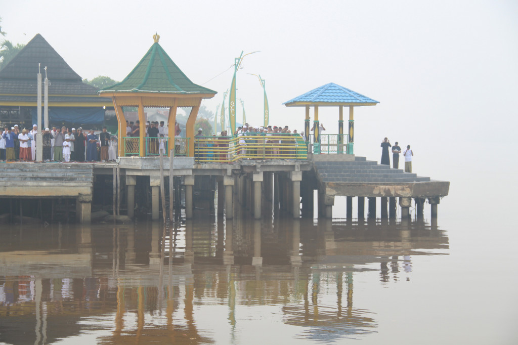 Umat Islam melaksanakan Salat Idul Adha di tepian Sungai Kapuas di Pontianak, Kalimantan Barat. Antara Foto/Jessica Helena Wuysang