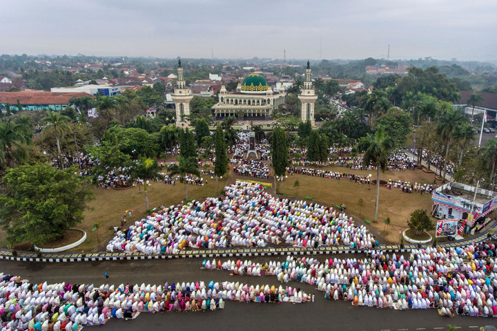Foto udara umat muslim melaksanakan shalat Idul Adha di Alun-alun Ciamis, Jawa Barat. Antara Foto/Adeng Bustomi