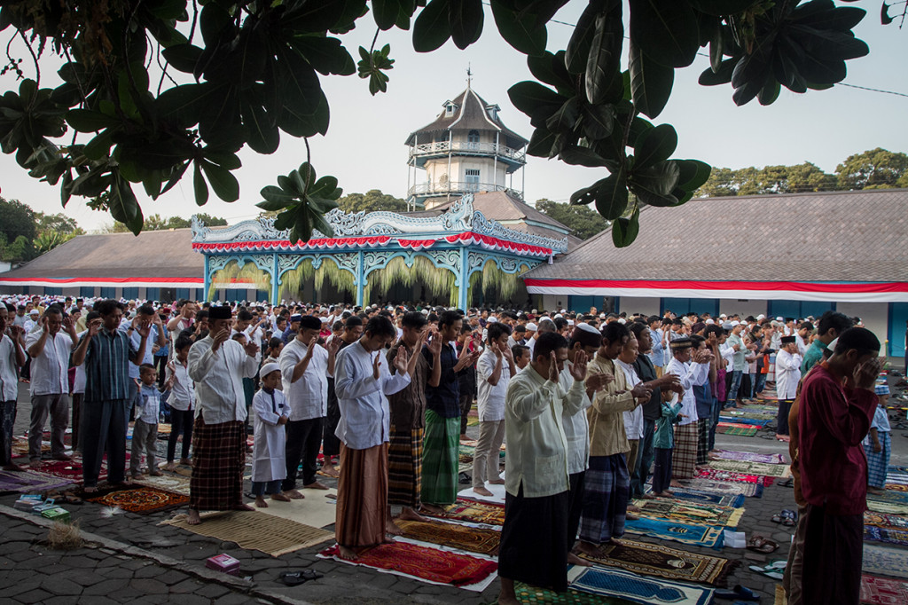Umat Islam melaksanakan sholat Idul Adha 1440 H di Keraton Kasunanan Surakarta, Solo, Jawa Tengah. Antara Foto/Mohammad Ayudha