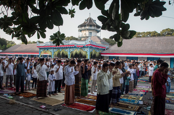Umat Islam melaksanakan sholat Idul Adha 1440 H di Keraton Kasunanan Surakarta, Solo, Jawa Tengah. Antara Foto/Mohammad Ayudha