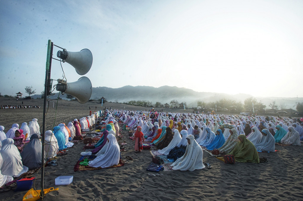 Umat muslim melaksanakan ibadah shalat Idul Adha 1440 H di Gumuk Pasir Parangkusumo, Bantul, DI Yogyakarta. Sejumlah umat muslim di DI Yogyakarta memanfaat ruang terbuka guna melaksanakan ibadah shalat Idul Adha 1440 H. Antara Foto/Andreas Fitri Atmoko