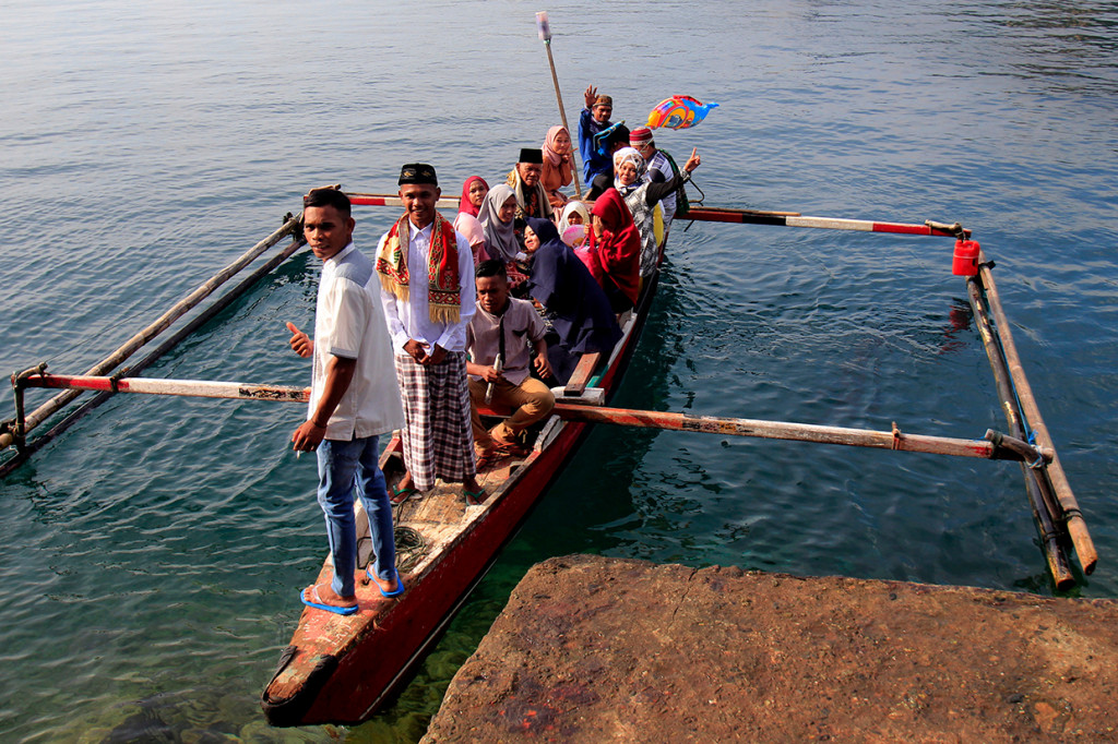 Umat muslim Pulau Kosong menaiki perahu seusai melaksanakan Salat Idul Adha 1440 H di Jayapura, Papua. Antara Foto/Gusti Tanati