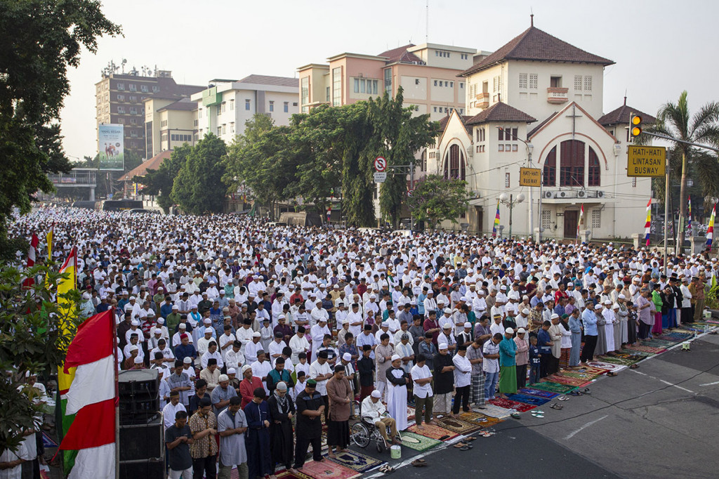Umat muslim menunaikan ibadah Salat Idul Adha di kawasan Jatinegara, Jakarta. Antara Foto/Dhemas Reviyanto