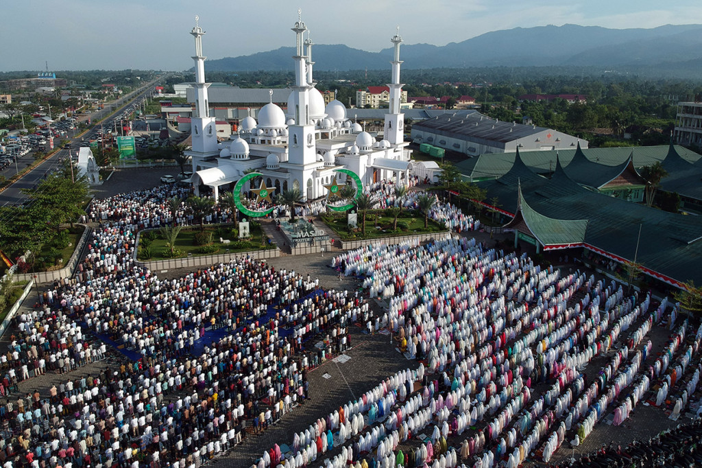 Foto udara sejumlah umat muslim melaksanakan salat Idul Adha, di pelataran parkir Masjid Baiturrahmah, Padang, Sumatera Barat. Antara Foto/Iggoy el Fitra