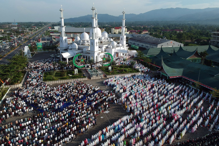 Foto udara sejumlah umat muslim melaksanakan salat Idul Adha, di pelataran parkir Masjid Baiturrahmah, Padang, Sumatera Barat. Antara Foto/Iggoy el Fitra