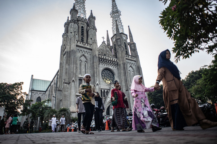 Sejumlah warga berjalan menuju Masjid Istiqlal untuk melaksanakan Salat Idul Adha seusai memarkir kendaraan bermotornya di Gereja Katedral, Jakarta. Antara Foto/Aprillio Akbar
