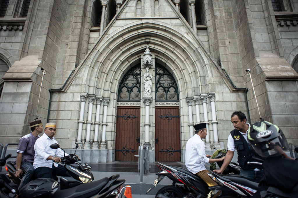 Otoritas Gereja Katedral di Jakarta selain menyediakan halaman gereja sebagai tempat parkir bagi warga muslim yang melaksanakan Salat Idul Adha di Masjid Istiqlal juga mengubah jadwal ibadah misa Minggu dari pukul 06.00 WIB menjadi pukul 10.00 WIB untuk menghormati umat muslim yang merayakan Hari Raya Idul Adha pada Minggu, 11 Agustus 2019. Antara Foto/Aprillio Akbar