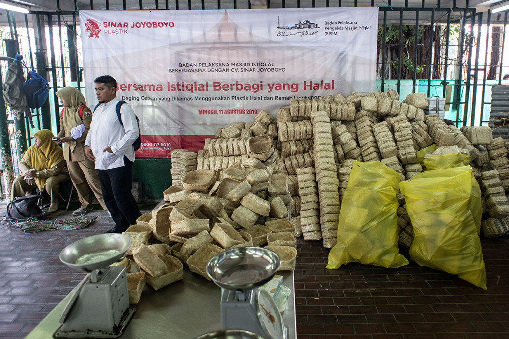 Masjid Istiqlal menggunakan sebanyak 6.000 besek bambu untuk daging kurban pada Idul Adha. Antara Foto/Aprillio Akbar