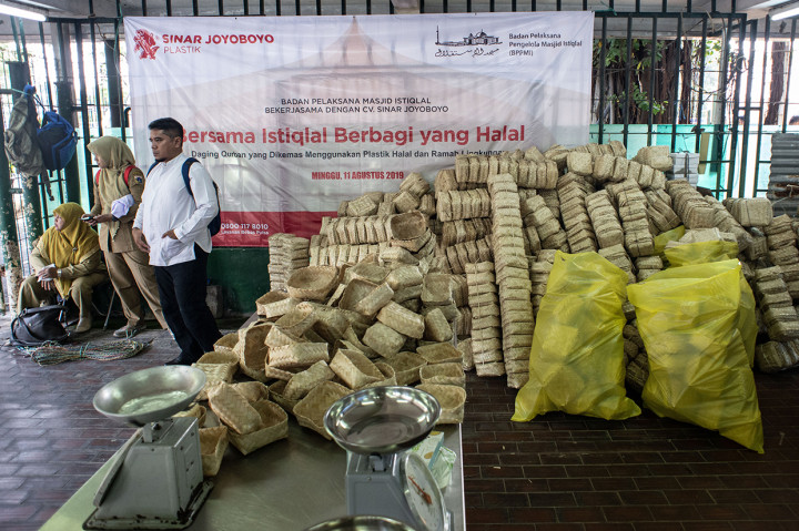 Masjid Istiqlal menggunakan sebanyak 6.000 besek bambu untuk daging kurban pada Idul Adha. Antara Foto/Aprillio Akbar