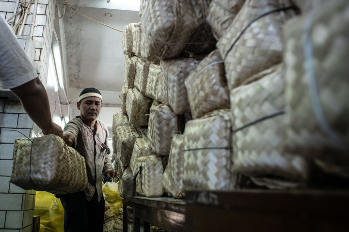 Pempor DKI Jakarta melarang penggunaan plastik sekali pakai sebagai wadah distribusi daging kurban dan menggantinya dengan besek bambu. Antara Foto/Aprillio Akbar