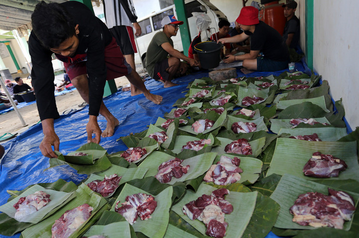 Upaya mengurangi penggunaan kantong plastik untuk daging kurban juga dilakukan oleh warga Blitar, Jatim dan Batang, Jateng. Antara Foto/Irfan Anshori