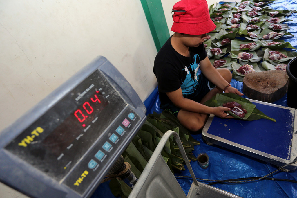 Sejumlah warga dan instansi didaerah tersebut memanfaatkan dedaunan dan wadah dari anyaman bambu (besek) untuk membungkus daging kurban yang bertujuan untuk mendukung program pemerintah dalam meminimalisir penggunaan plastik (diet plastik). Antara Foto/Irfan Anshori