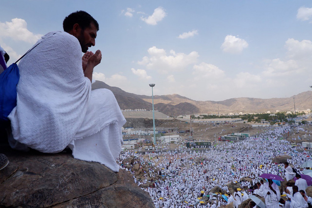 Ribuan umat muslim berdoa saat melaksanakan wukuf di Jabal Rahmah.