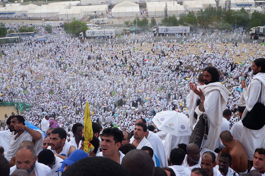 Jutaan jamaah haji seluruh dunia mulai berkumpul di padang Arafah untuk melaksanakan wukuf yang merupakan salah satu rukun haji.