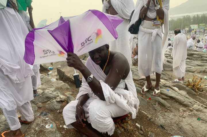 Hujan deras sempat mengguyur Padang Arafah hingga di puncak Jabal Rahmah.