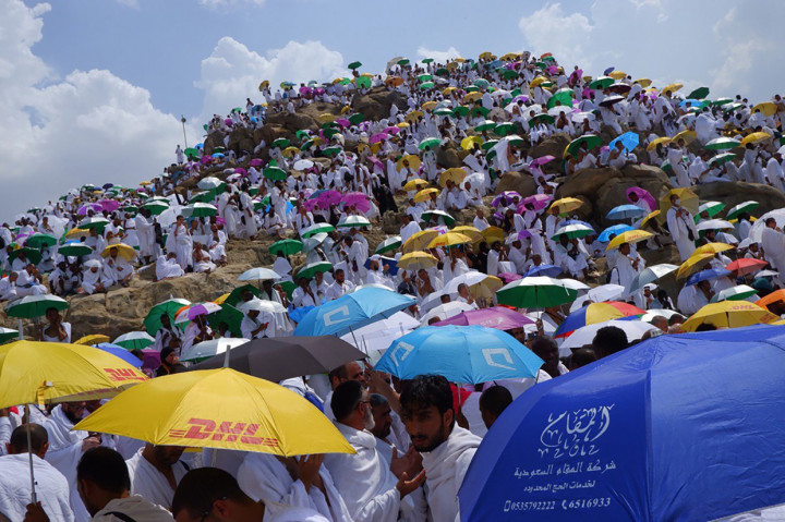 Hujan berlangsung selama sekitar dua jam dari mulai pukul 14.00 hingga 16.00 waktu setempat. Setelah itu cuaca kembali cerah berawan. Namun, justru banyak jamaah yang bertahan di Jabal Rahmah untuk meneruskan doa mereka.