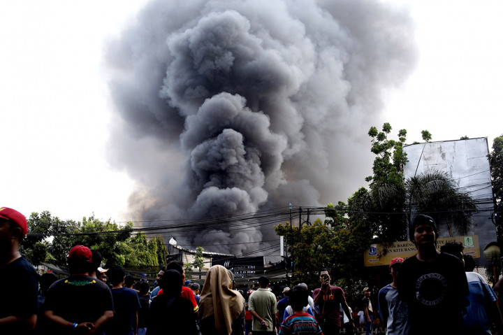 Asap mengepul akibat kebakaran di gudang pengepul plastik di Kelapa Dua Wetan, Cipayung, Jakarta Timur.