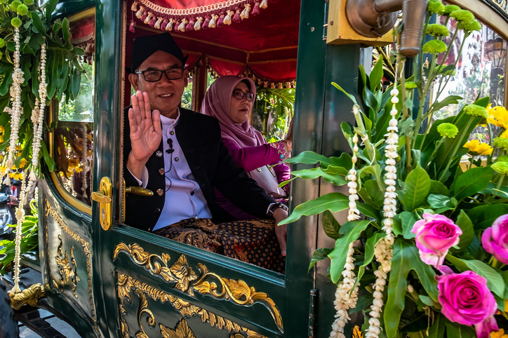 Bupati Demak M Natsir bersama istri menaiki Kereta Kencana Kiai Bintoro dalam Kirab Budaya Grebeg Besar di Demak, Jawa Tengah.