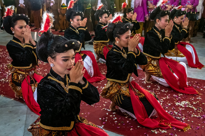 Sejumlah peserta menampilkan tarian Bedoyo Tunggal Jiwo dalam Kirab Budaya Grebeg Besar di Demak, Jawa Tengah.