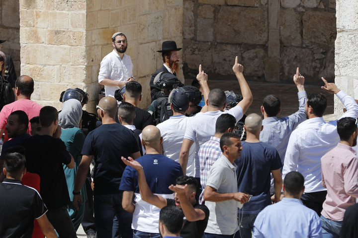 Bentrokan dipicu setelah kepolisian Israel melarang umat Yahudi berkunjung ke kompleks Al Aqsa hari ini. Meski begitu, umat Muslim masih khawatir jika sekelompok umat Yahudi masih bisa masuk ke kompleks Al Aqsa dan menggelar protes di sana.