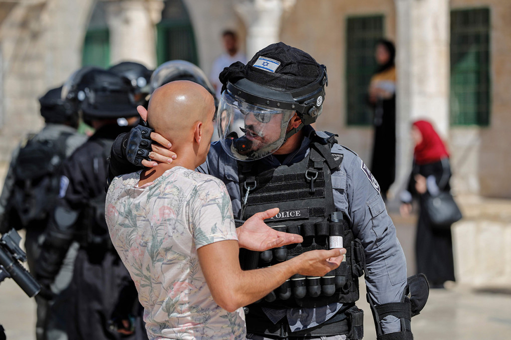 Namun, situasi memanas saat polisi Israel pada akhirnya membuka akses kunjungan orang Yahudi. Kebijakan tersebut yang kemudian memicu bentrokan. Gesekan jumlah massa yang sama-sama besar tak terhindarkan.