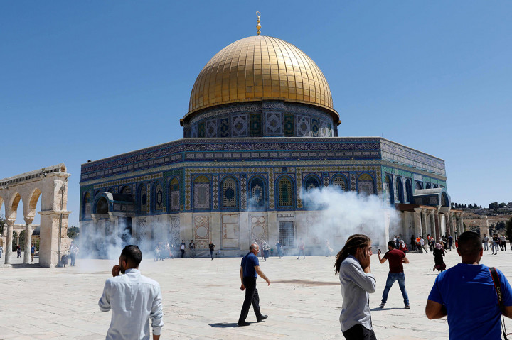 Perayaan Idul Adha tahun ini memang bertepatan dengan hari libur umat Yahudi yang dikenal dengan Tisha B'av. Saat perayaan Tisha B'av, banyak orang Yahudi yang mengunjungi kompleks Al Aqsa.