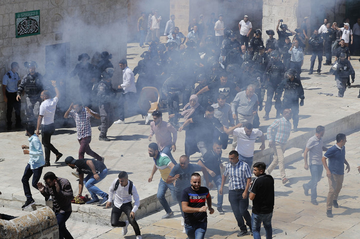Bentrokan terjadi. Dorong-dorongan berlangsung cukup lama. Polisi Israel kemudian memukul mundur jemaah muslim dari Palestina dan melemparkan granat.