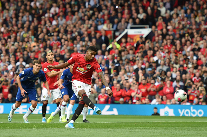 Namun MU akhirnya unggul 1-0 lewat eksekusi penalti Marcus Rashford di menit ke-17. Penalti ini diberikan usai dia dijatuhkan Kurt Zouma.