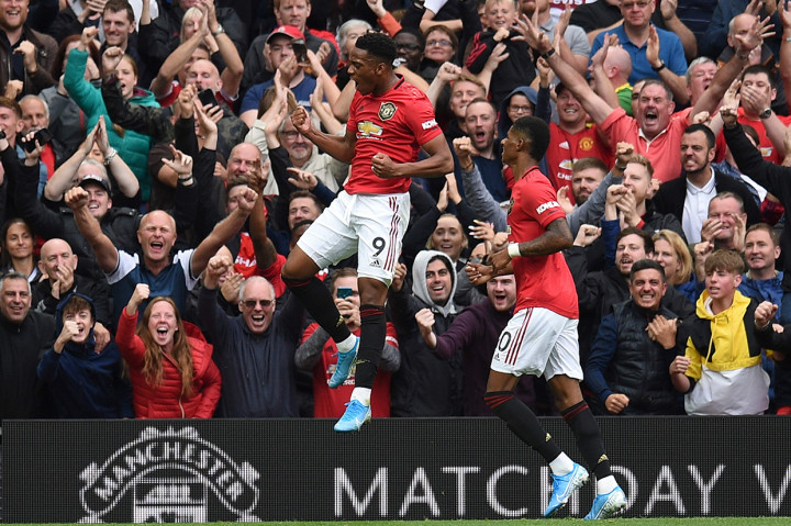 Di babak kedua, MU memanfaatkan celah besar di pertahanan Chelsea dengan serangan-serangan cepat. Anthony Martial menggandakan keunggulan di menit ke-65.