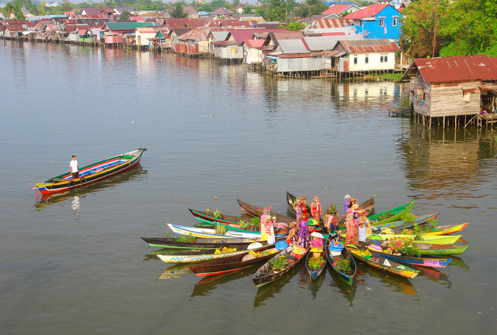 Atraksi yang dibuat pedagang pasar terapung tersebut menjadi ajang promosi pariwisata Kalsel. 