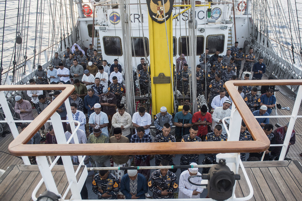 Suasana salat Idul Adha di geladak KRI Bima Suci di perairan Filipina.