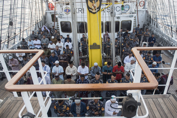 Suasana salat Idul Adha di geladak KRI Bima Suci di perairan Filipina.