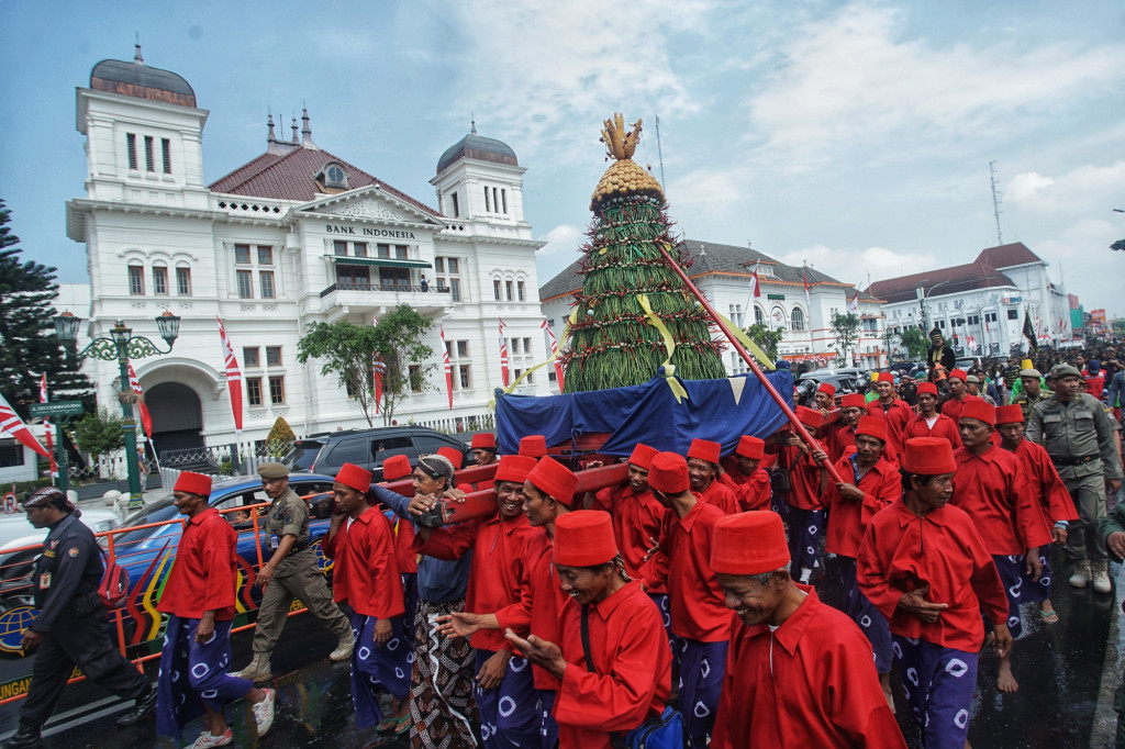 Pada acara tersebut, keraton Yogyakarta mengeluarkan tujuh gunungan yang dibagikan di Masjid Gede Kauman, Pakualaman dan Kepatihan.