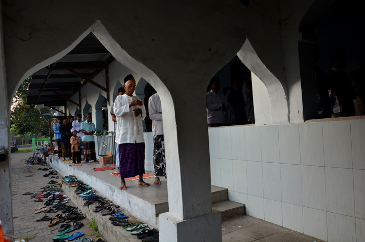 Jemaah tarekat Naqsabandiyah Khalidiyah Mujadadiyah Al-Aliyah melaksanakan shalat Iduladha 1440 H di Dusun Kapas, Desa Dukuhklopo, Kecamatan Peterongan, Jombang, Jawa Timur.