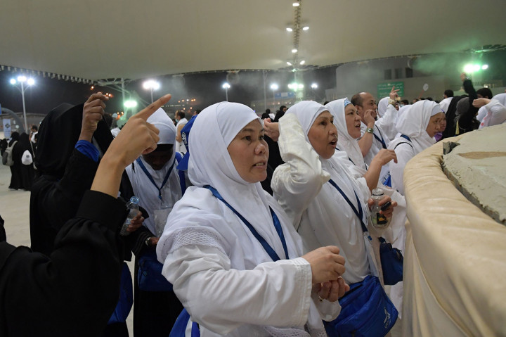 Umat muslim berdoa usai melempar batu saat melaksanakan lempar jamrah di Mina, Arab Saudi.