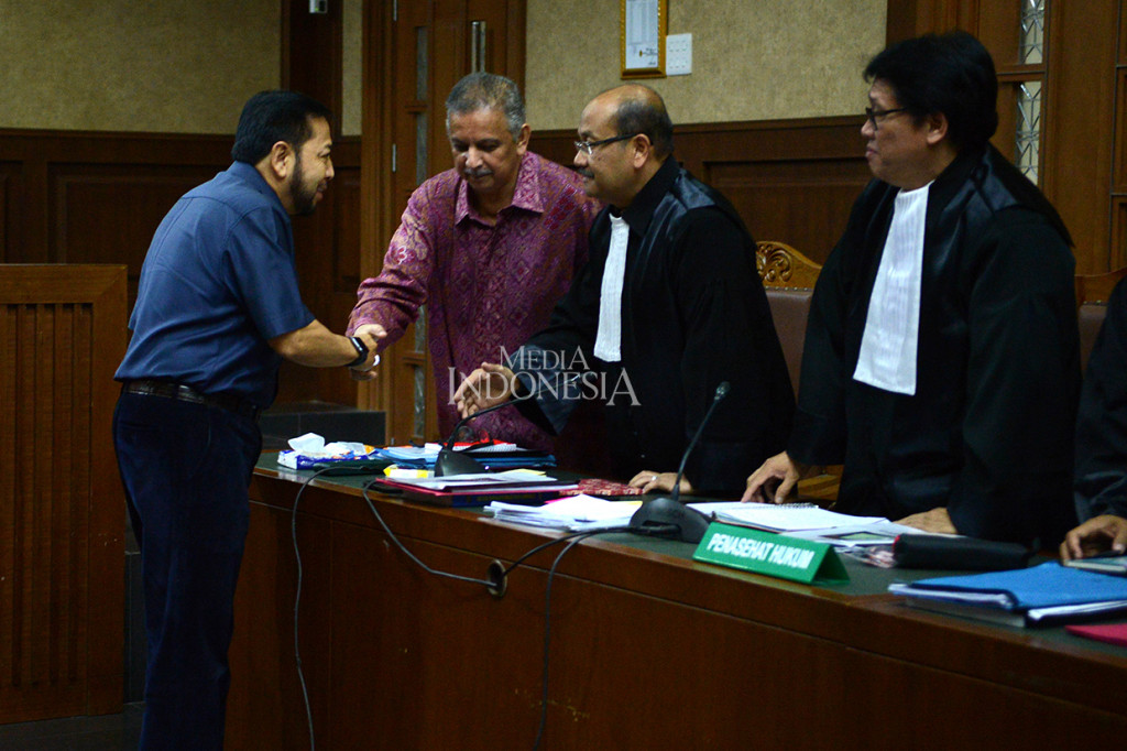 Mantan Ketua Dewan Perwakilan Rakyat (DPR) Setya Novanto menyalami terdakwa mantan Dirut Perusahaan Listrik Negara (PLN) Sofyan Basir saat hadir sebagai saksi terhadap di Gedung Pengadilan Tipikor, Kemayoran, Jakarta.