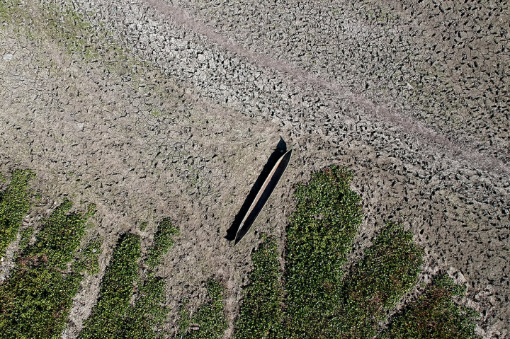 Debit air danau yang masuk dalam kategori kritis tersebut semakin menyusut akibat musim kemarau yang melanda daerah itu sejak sejak bulan Juli 2019.