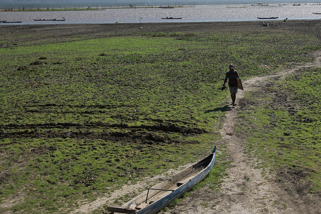 Keringnya danau juga memaksa nelayan memarkir perahunya.